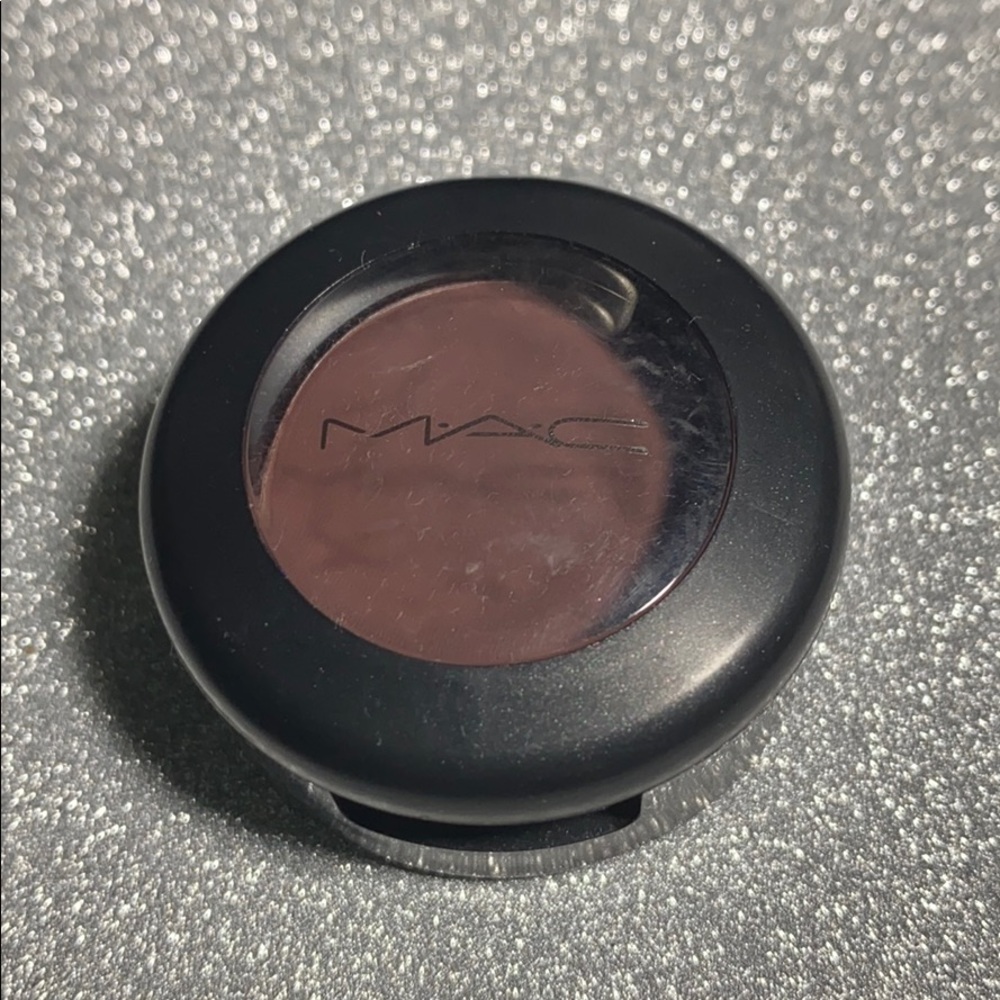 Single MAC eyeshadow pot